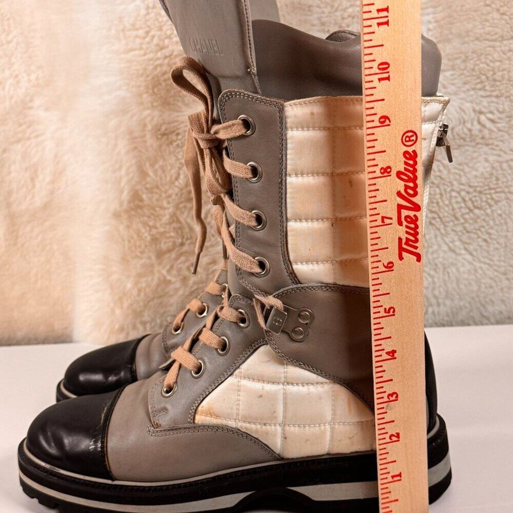 VINTAGE Chanel White & Gray Quilted Ski Boots Size 38. - Picture 13 of 16